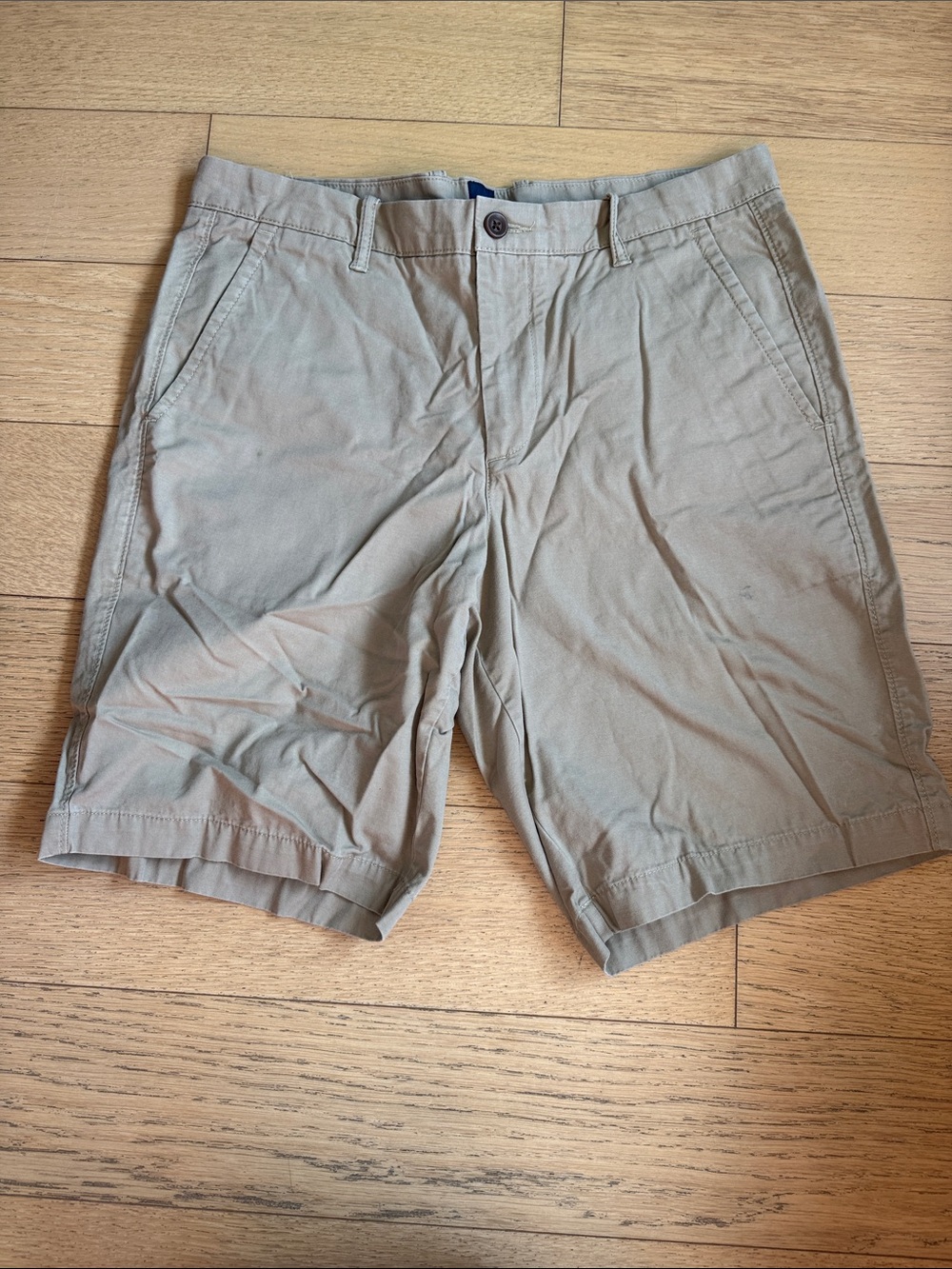 GAP Men's khaki Flat Front Chino Shorts
